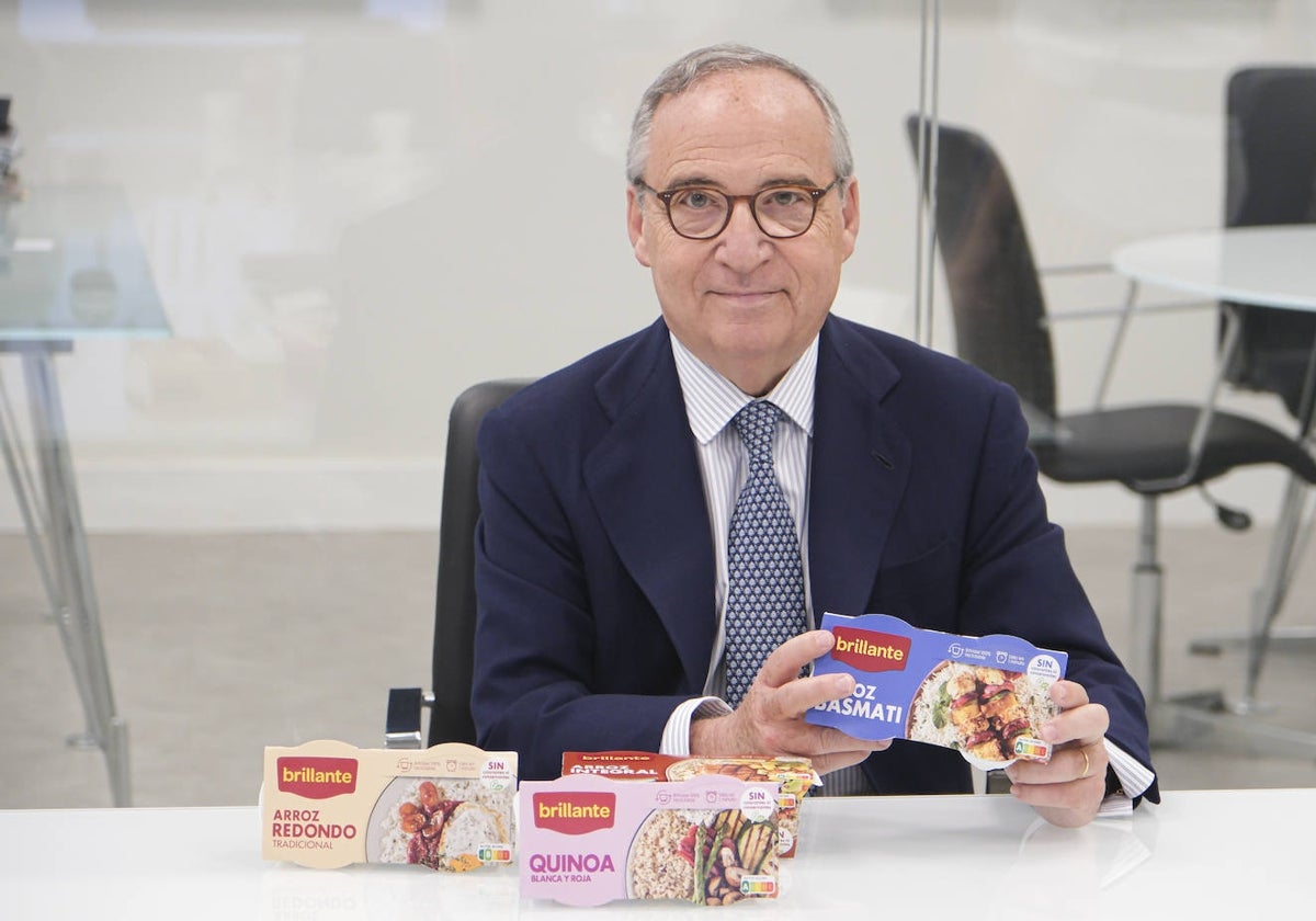 Antonio Hernández Callejas, presidente de Ebro Foods, con uno de los productos estrella de la compañía, los vasitos de arroz y quinoa para microondas