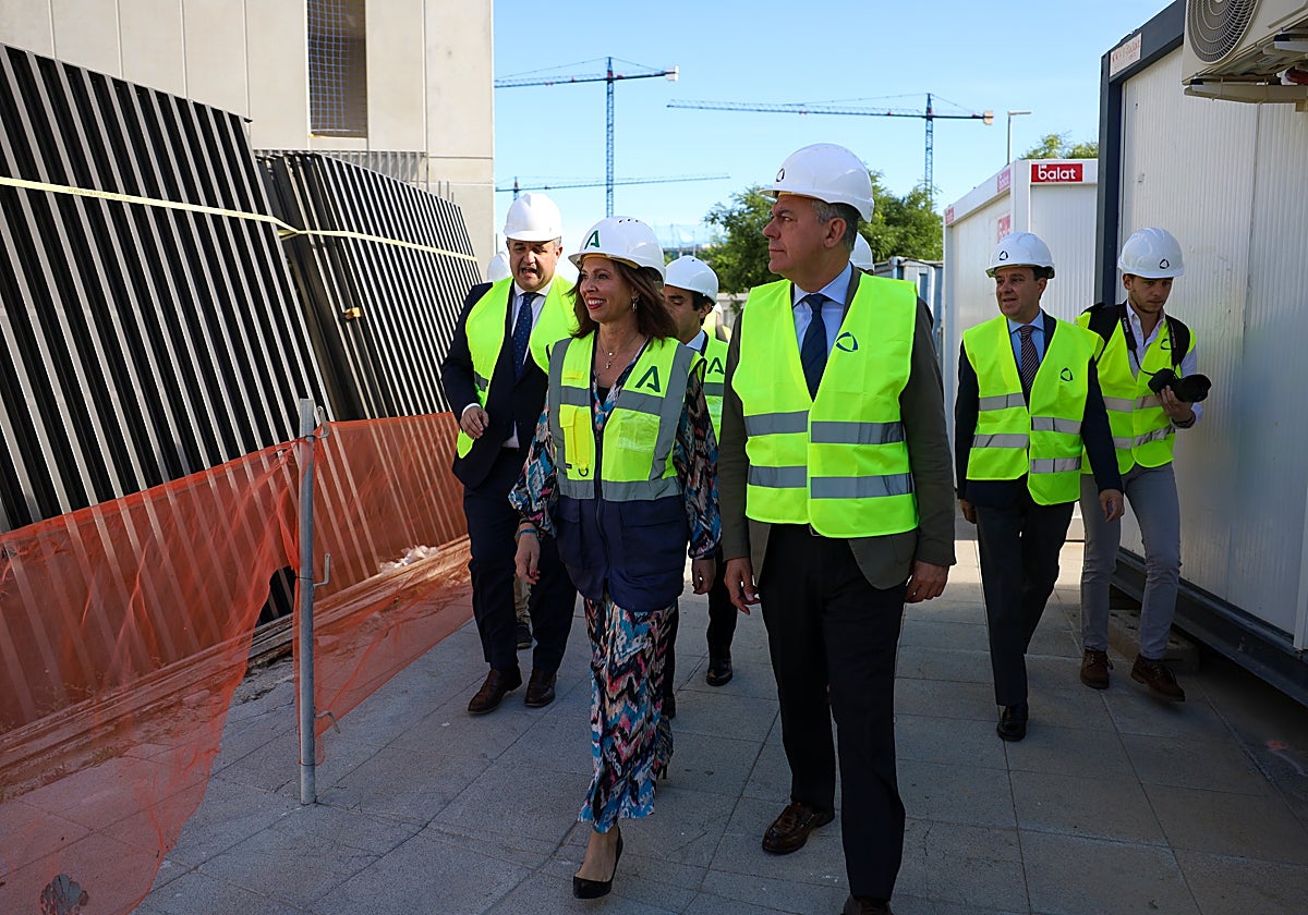 El alcalde, José Luis Sanz, con la consejera de Fomento, Rocío Díaz