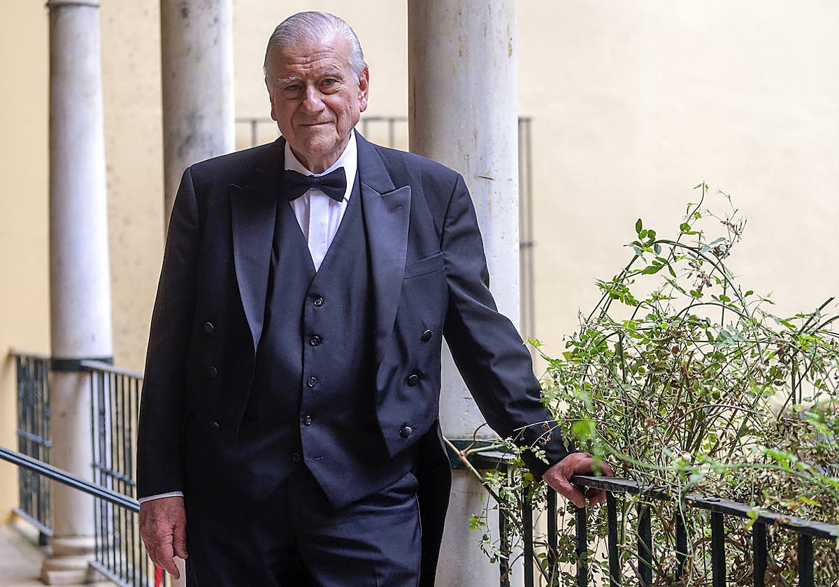 El doctor Valentín Fuster, en el patio de la Real Academia de Medicina y Cirugía de Sevilla