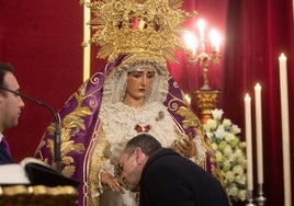 El arzobispo de Sevilla invita a las cofradías a celebrar besamanos durante el Congreso  de Hermandades de diciembre