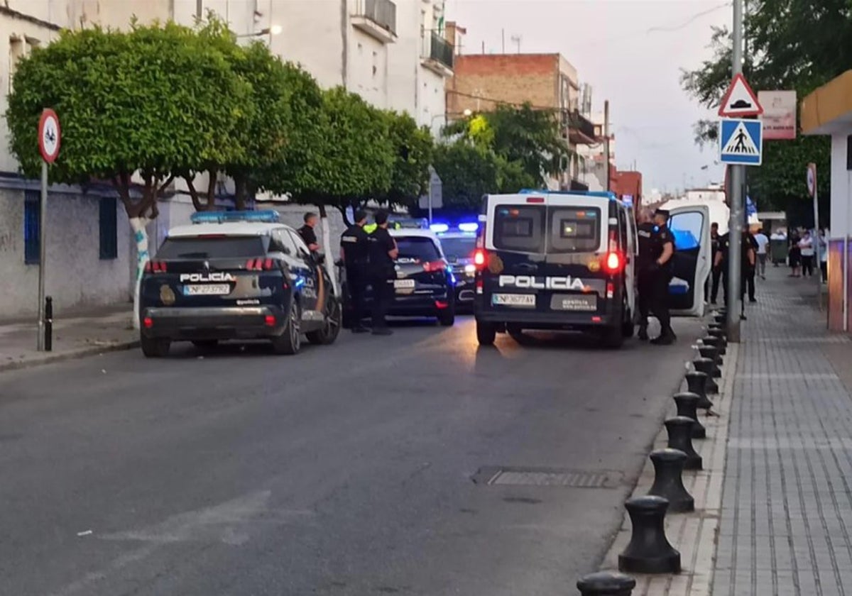 Despliegue policial en la 'esquina del gato' de San Juan de Aznalfarache