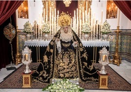 El besamanos de la Virgen del Mayor en su Soledad de la Carretería