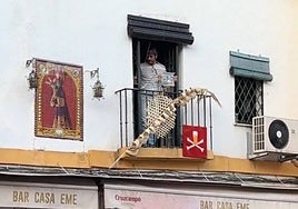 El Bar Casa Eme sorprende con un pregón a la Cruzcampo