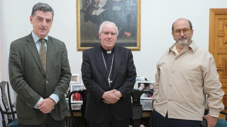 Santiago Padilla, a la izquierda, con el arzobispo de Sevilla, José Ángel Saiz Meneses y Antonio María Lebrero