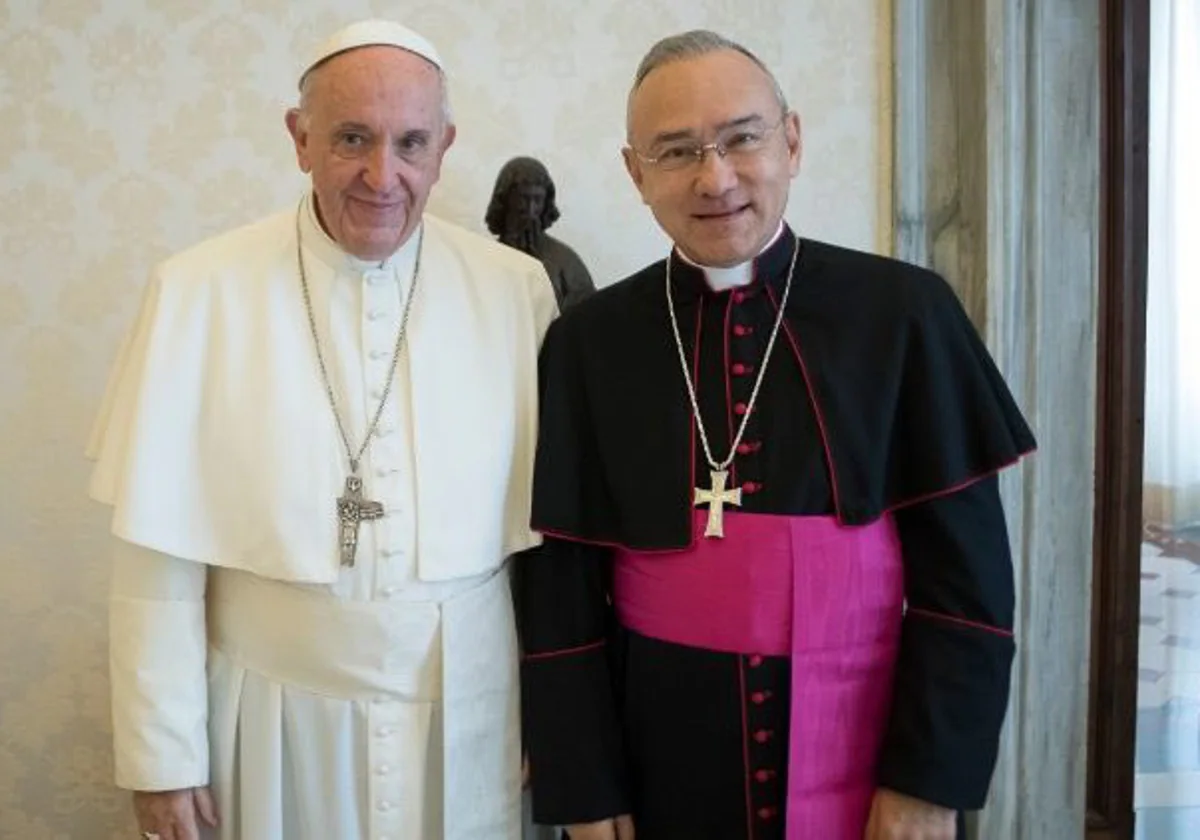 El Papa Francisco junto al monseñor Edgar Peña