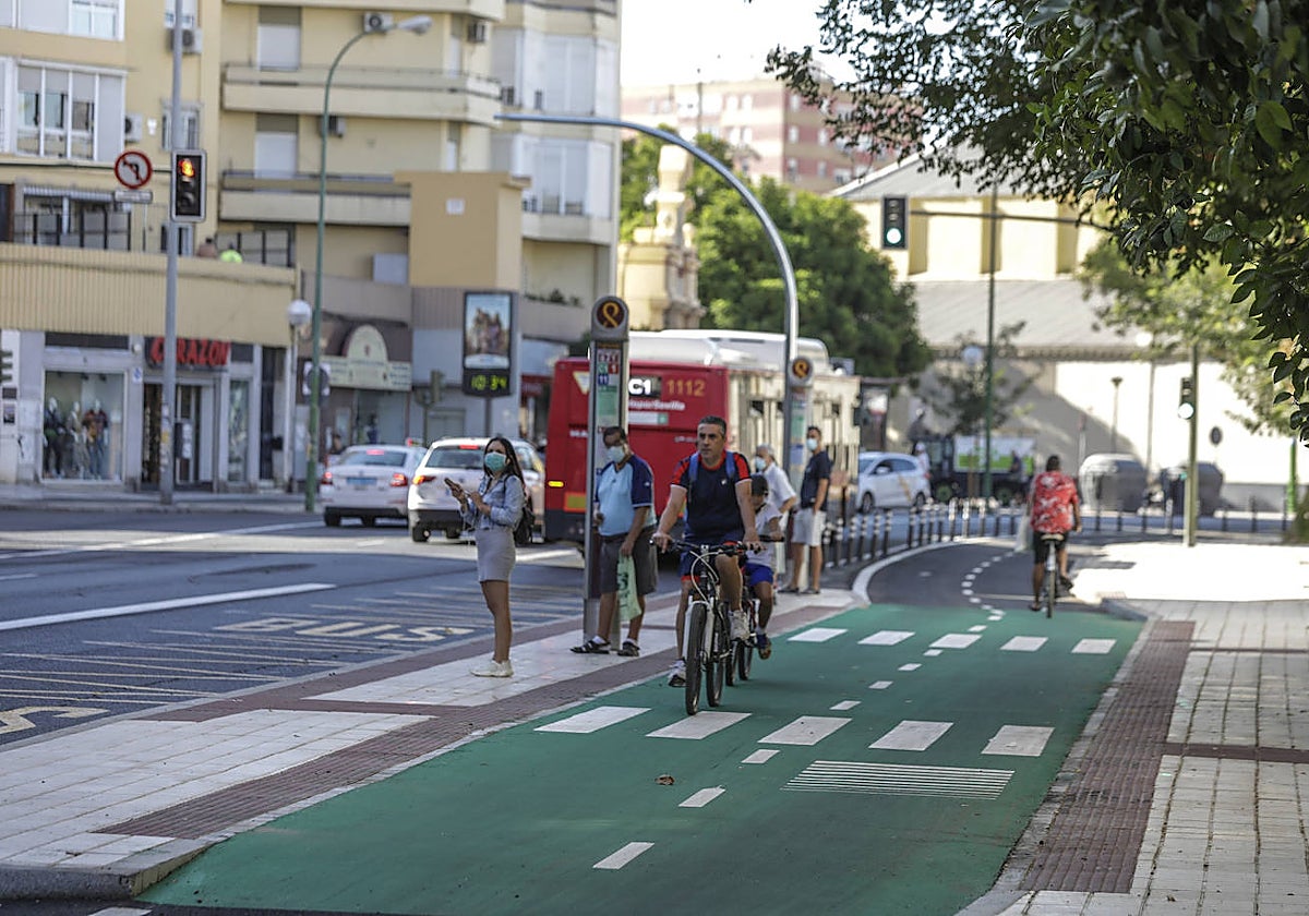 Ciclistas circulan por el carril bici de la Ronda de Capuchinos