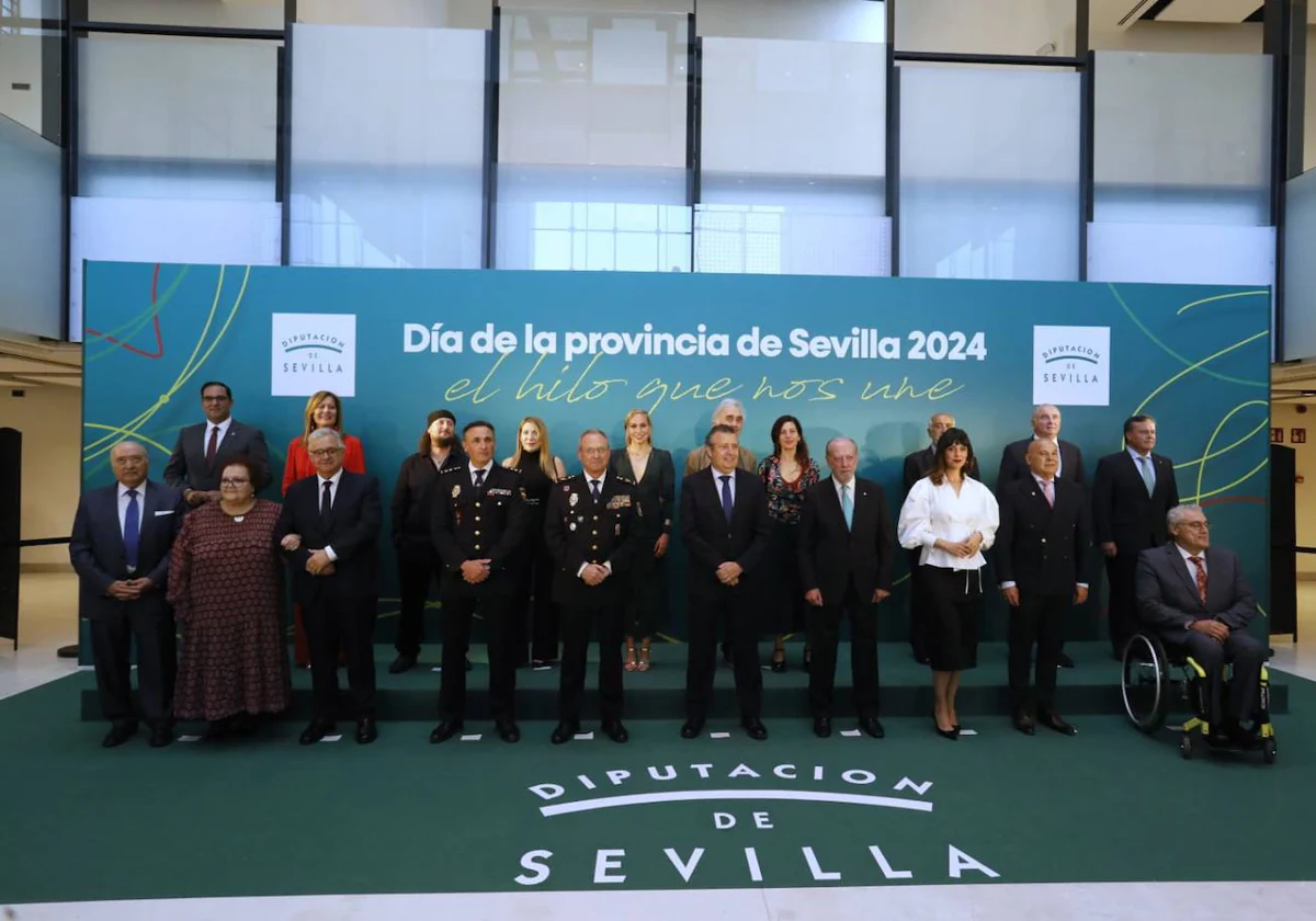 Los premiados junto al presidente Javier Fernández este miércoles en el Cartuja Center Cite