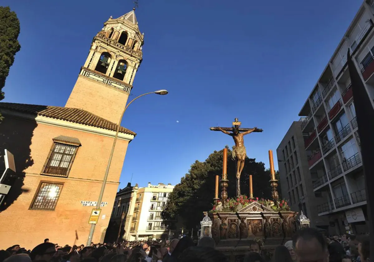 El Cristo de Burgos por la plaza de San Pedro