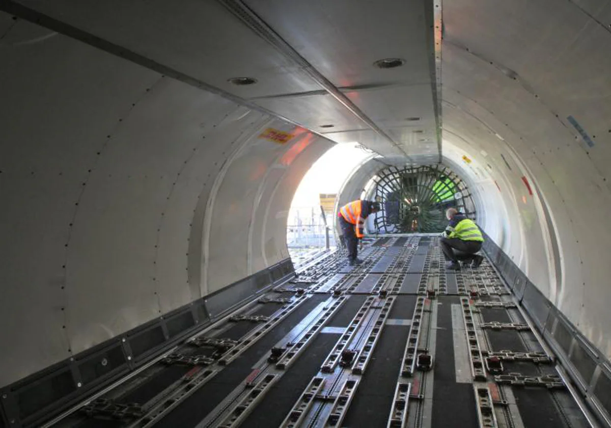 Imagen del interior de un avión carguero