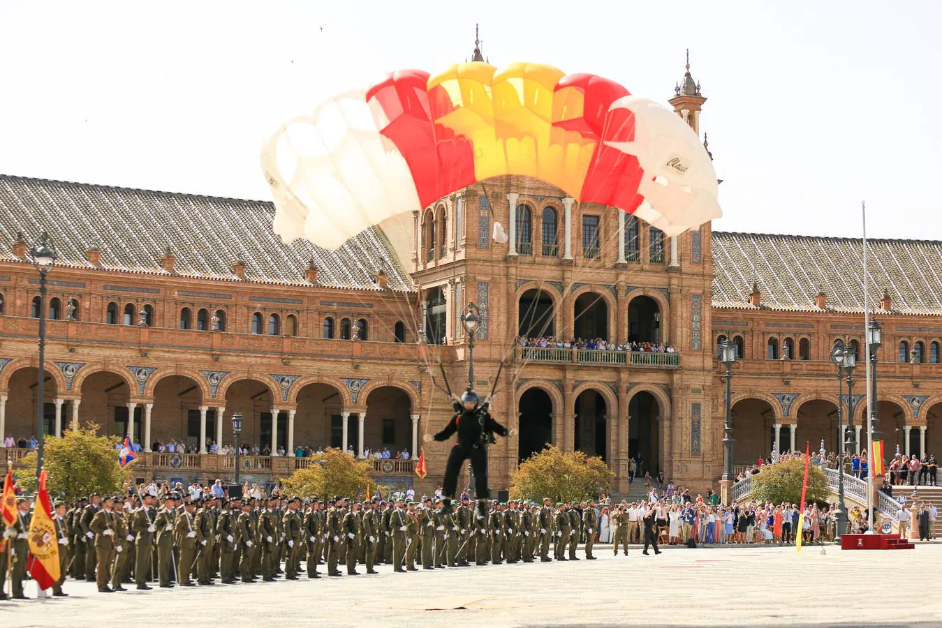 Miles de participantes, abundante público y autoridades en la jura de bandera de la Plaza de España
