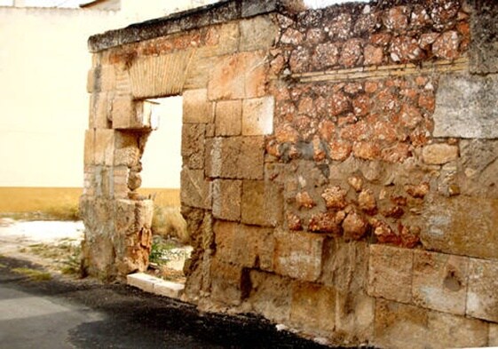 Los restos del palacio de Juan de Córdoba y Centurión, en Lora de Estepa, última incorporación a la lista