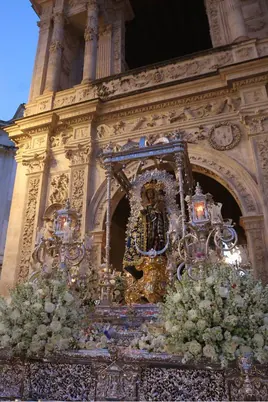 La Virgen de la Hiniesta junto a la fachada del Ayuntamiento