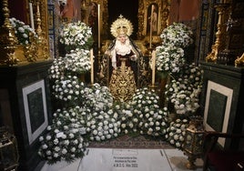 La imponente ofrenda floral a la Virgen de los Dolores de las Penas