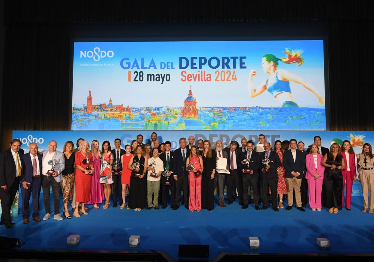 Foto de familia entre premiados y representantes