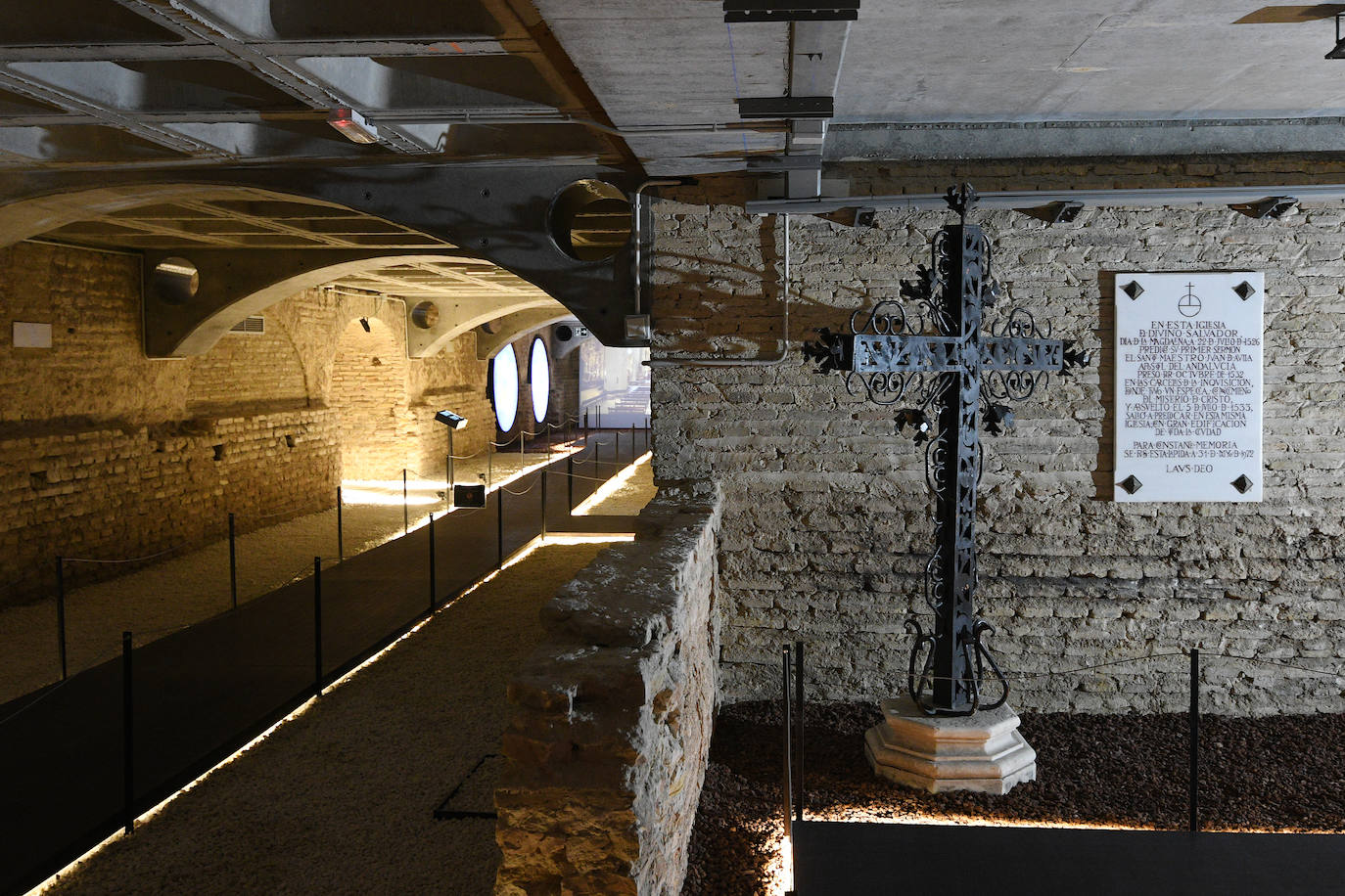 Descubriendo la historia de la iglesia del Salvador de Sevilla a través de &#039;La huella de lo sagrado&#039;