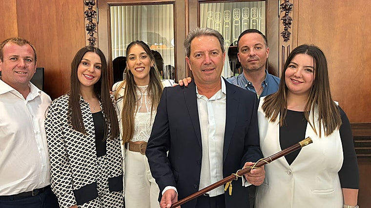 Los cinco concejales socialistas acompañando al alcalde Paco Brenes el día después del pleno de la moción