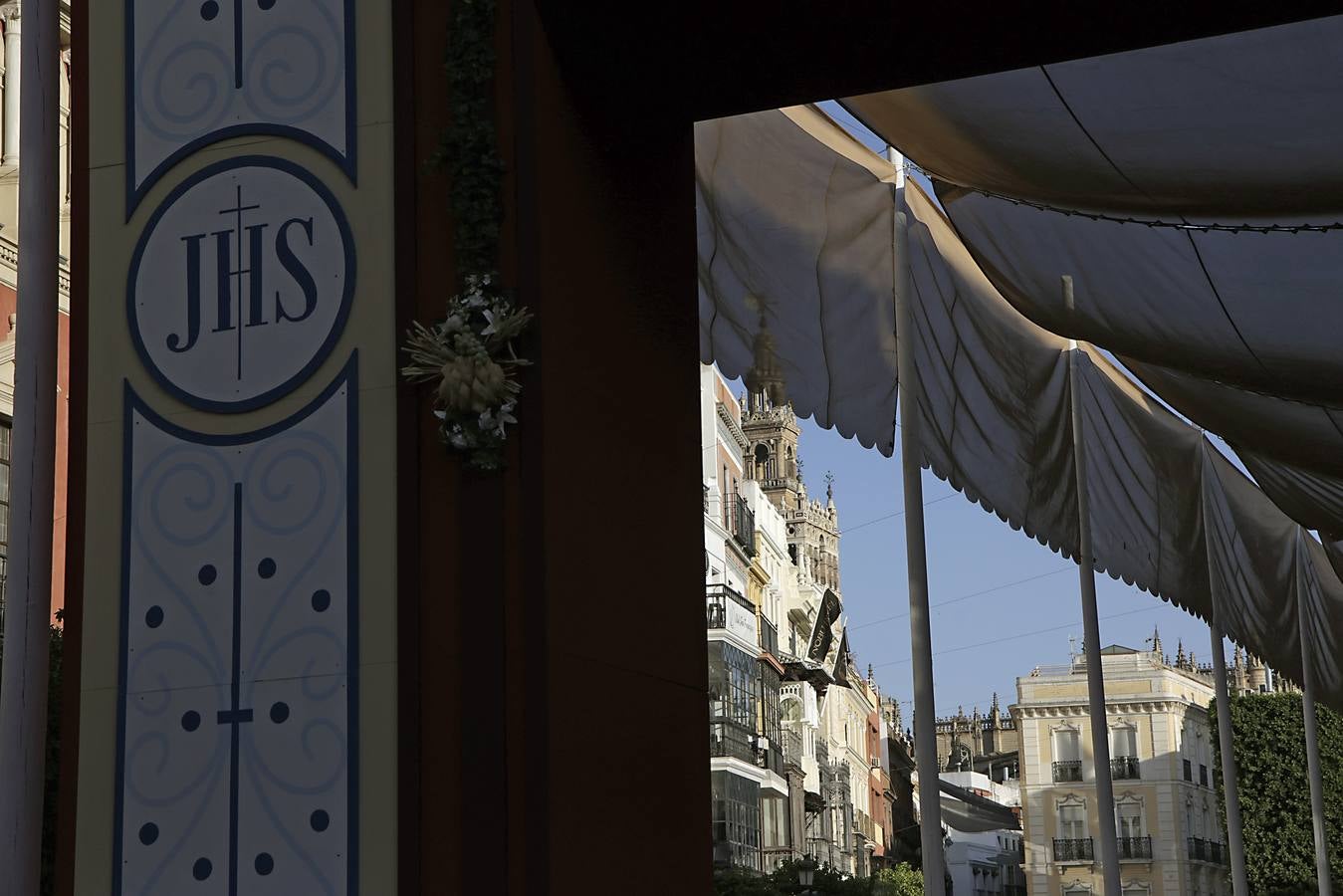 Los operarios se afanan para colocar las sillas donde el público podrá disfrutar de la comitiva a su paso por la plaza de San Francisco. Los escaparates también ultiman sus adornos para el Corpus Christi