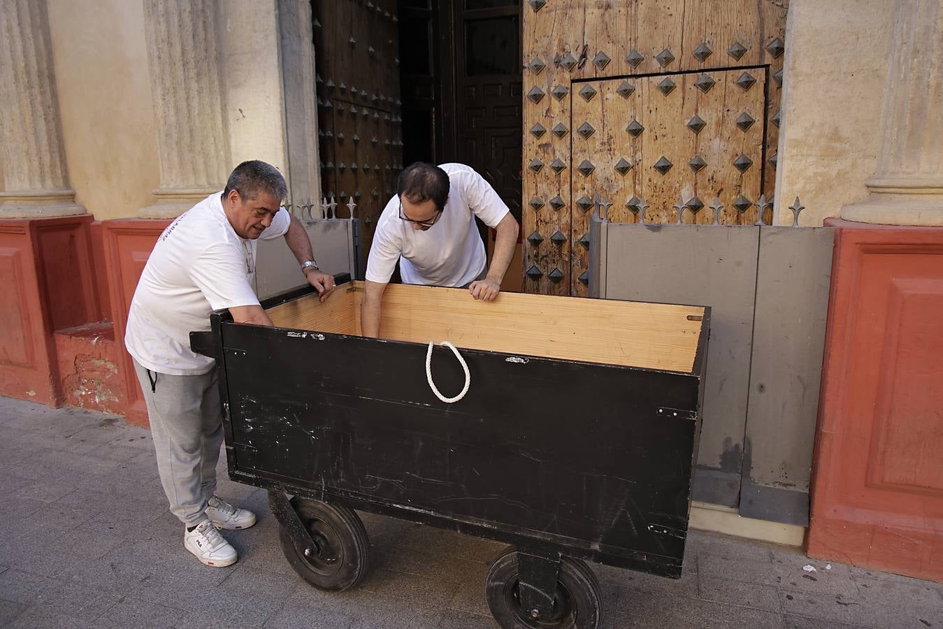 Los operarios se afanan para colocar las sillas donde el público podrá disfrutar de la comitiva a su paso por la plaza de San Francisco. Los escaparates también ultiman sus adornos para el Corpus Christi