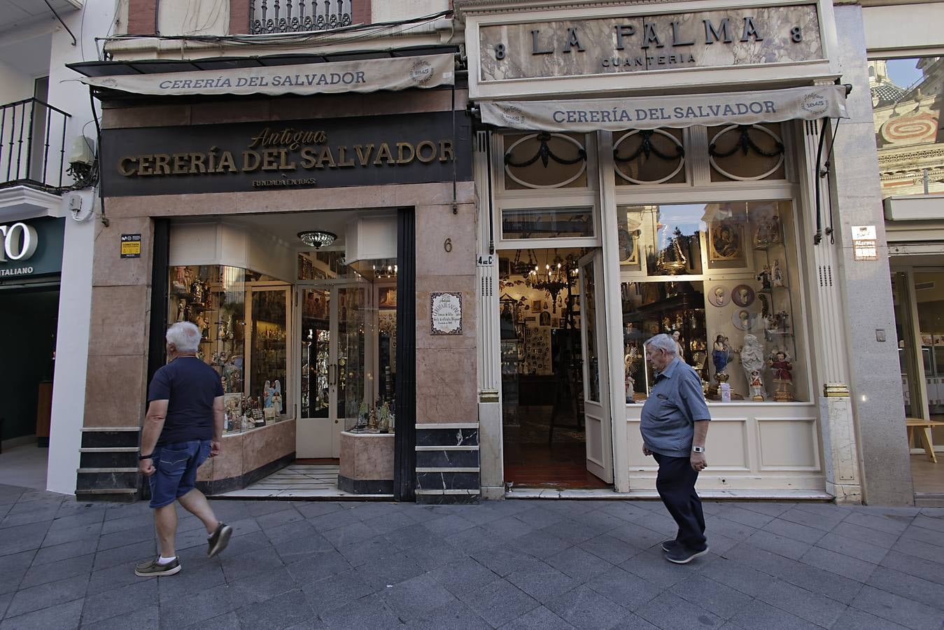 Los operarios se afanan para colocar las sillas donde el público podrá disfrutar de la comitiva a su paso por la plaza de San Francisco. Los escaparates también ultiman sus adornos para el Corpus Christi