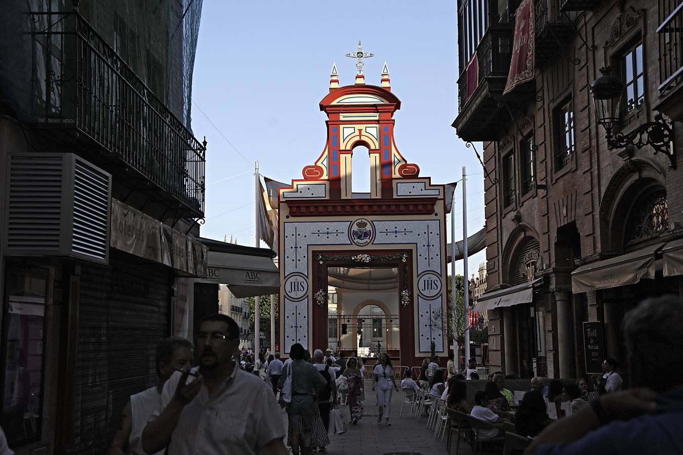Los operarios se afanan para colocar las sillas donde el público podrá disfrutar de la comitiva a su paso por la plaza de San Francisco. Los escaparates también ultiman sus adornos para el Corpus Christi