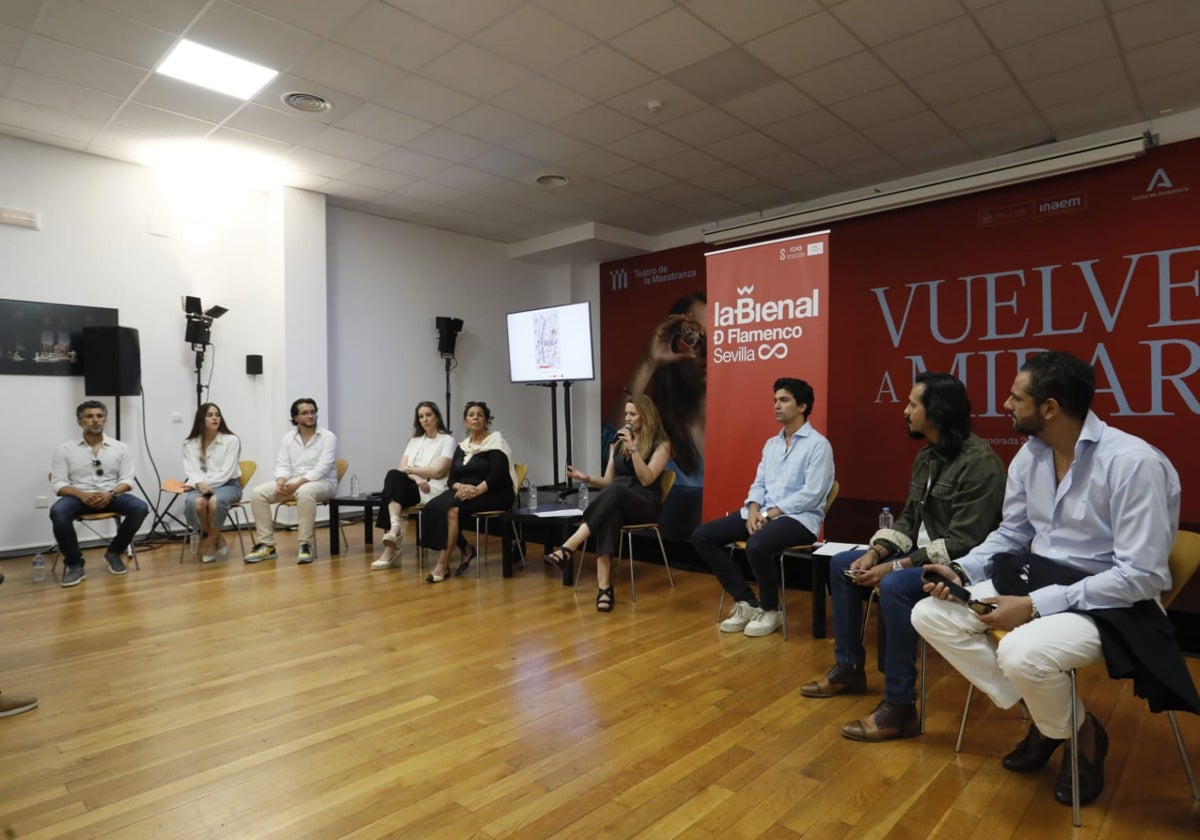 Los artistas flamencos junto a la delegada municipal de Cultura y el director de la Bienal de Flamenco en la presentación de la programación del teatro de la Maestranza