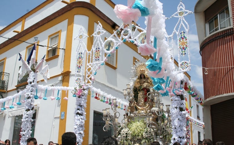 Imagen principal - Paso de Nuestra Señora de la Granada de Carrión de los Céspedes en la procesión del Corpus.