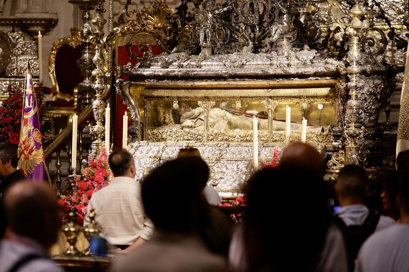 Urna abierta de San Fernando por su festividad en la Capilla Real de la Catedral de Sevilla