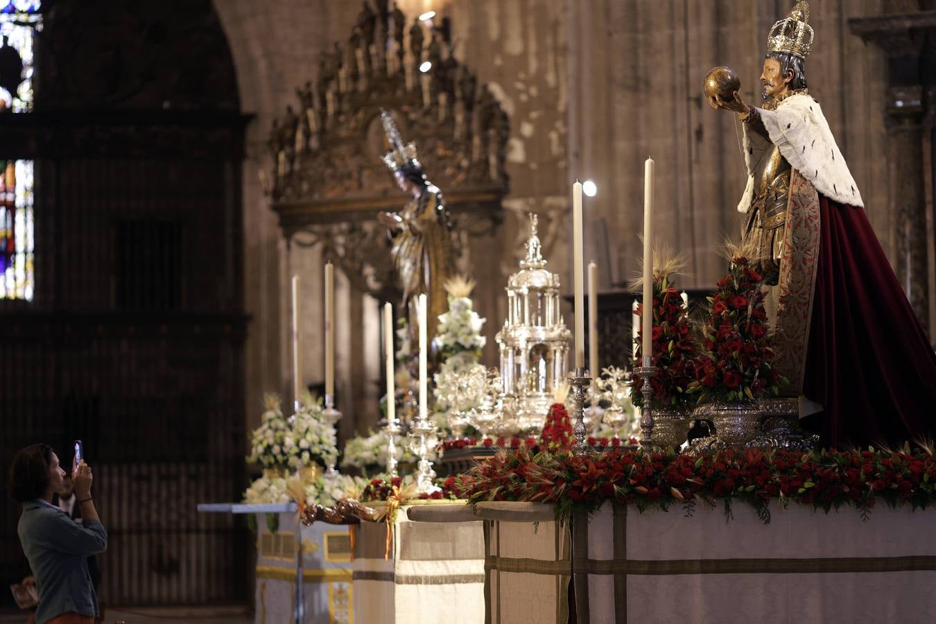Último preparativos de los pasos que procesionan en la mañana del Corpus desde la Catedral de Sevilla