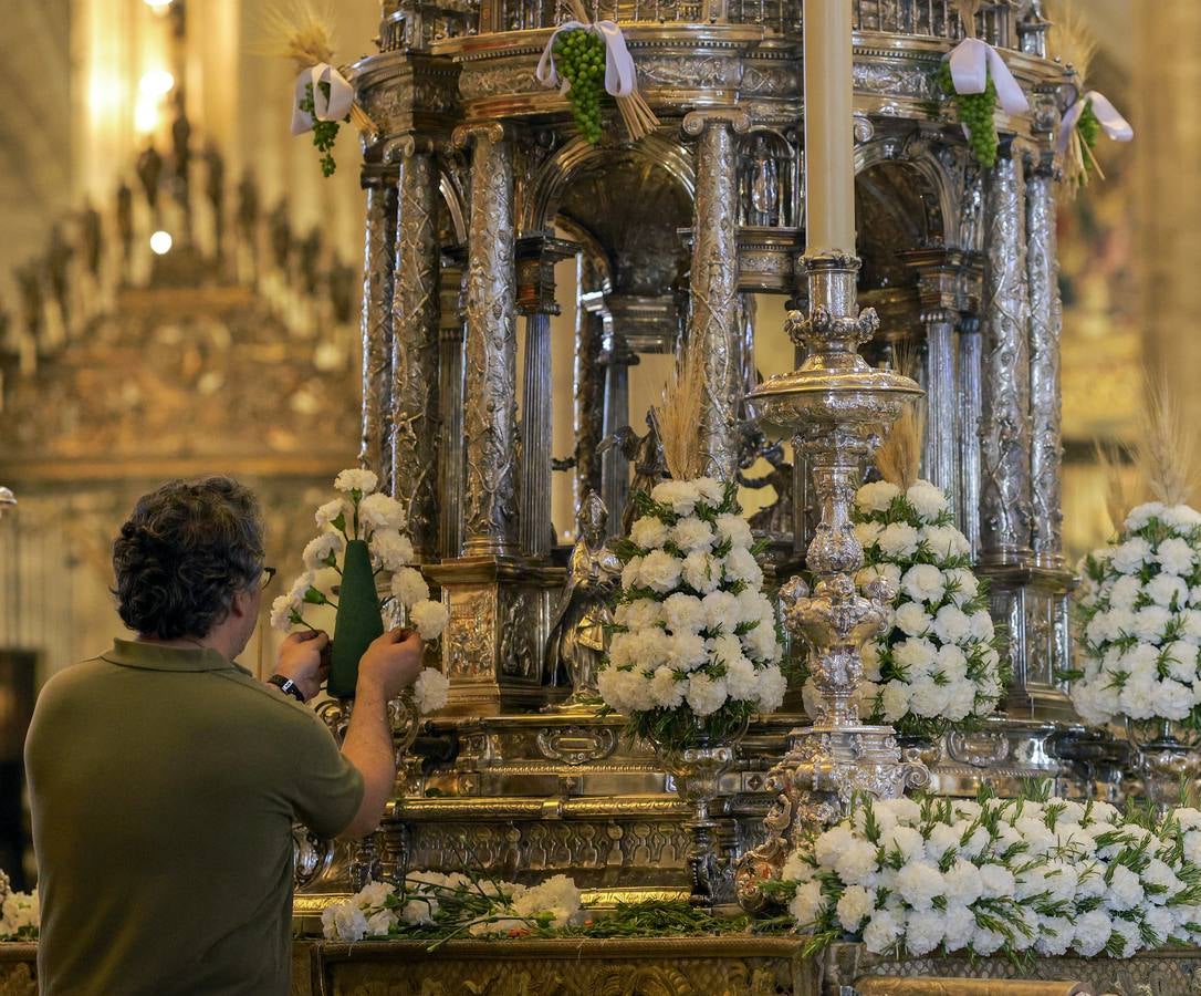 Último preparativos de los pasos que procesionan en la mañana del Corpus desde la Catedral de Sevilla