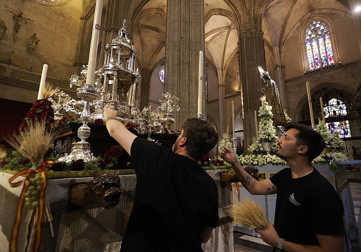 Último preparativos de los pasos que procesionan en la mañana del Corpus desde la Catedral de Sevilla