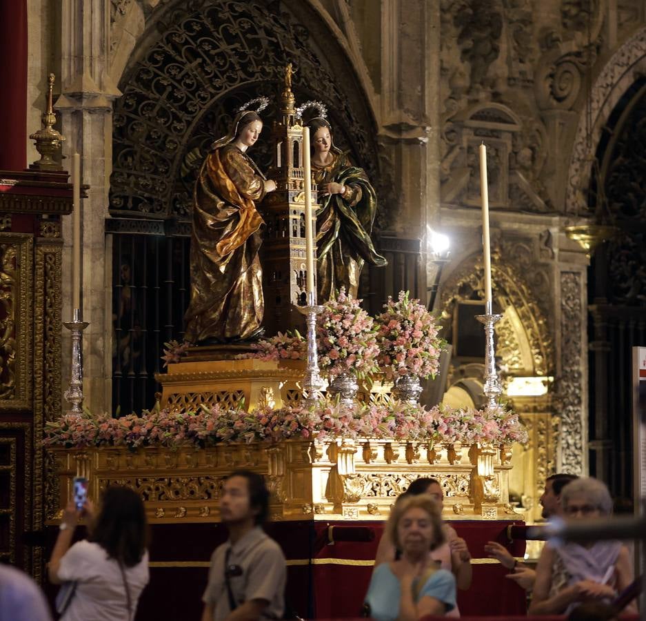 Último preparativos de los pasos que procesionan en la mañana del Corpus desde la Catedral de Sevilla