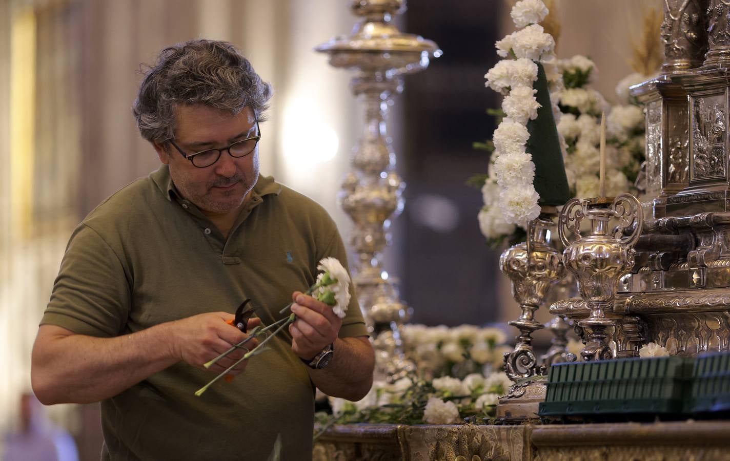 Último preparativos de los pasos que procesionan en la mañana del Corpus desde la Catedral de Sevilla