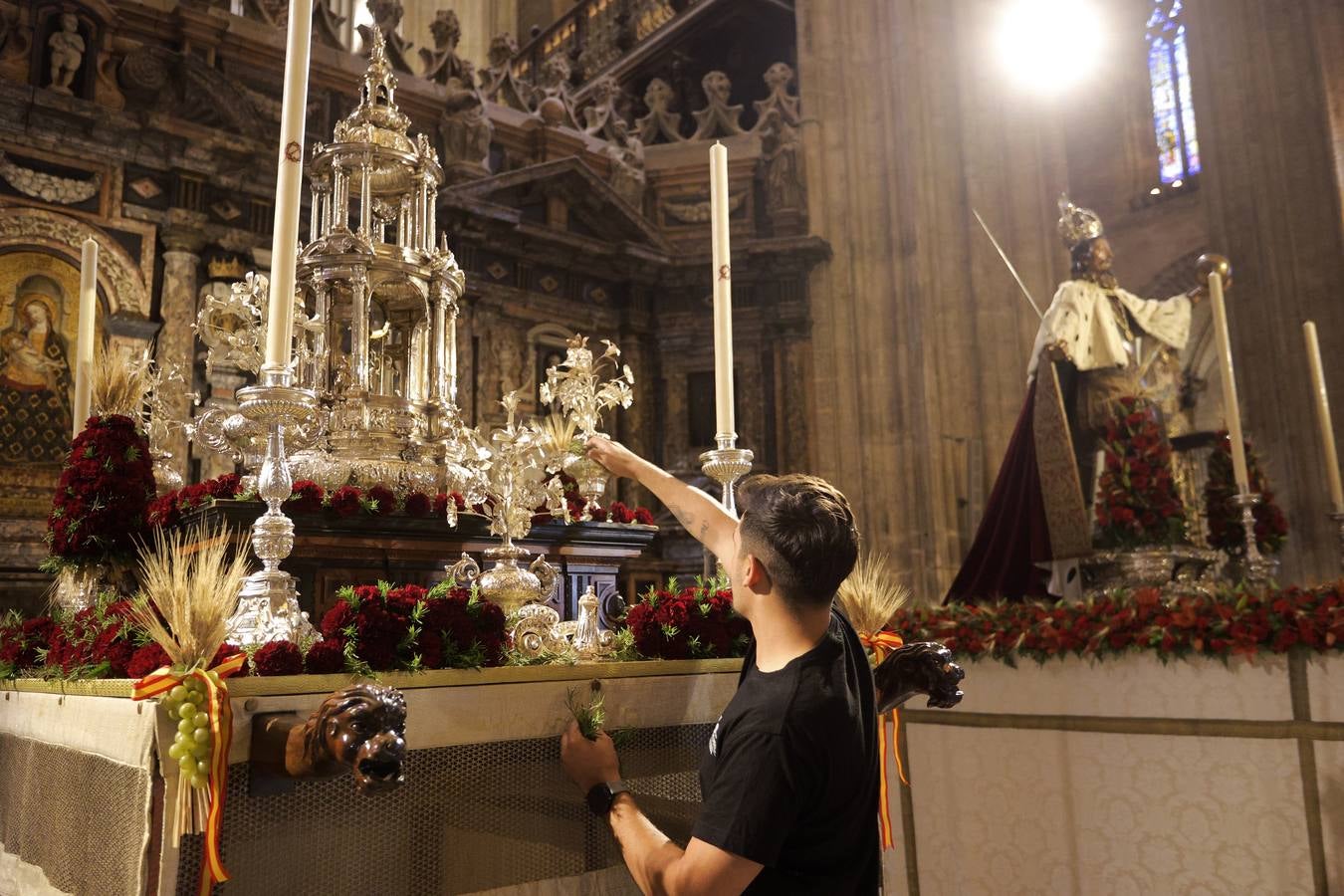 Último preparativos de los pasos que procesionan en la mañana del Corpus desde la Catedral de Sevilla