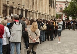 La masiva afluencia de turistas colapsa las taquillas de la Catedral de Sevilla, que cierran este sábado al agotar el aforo