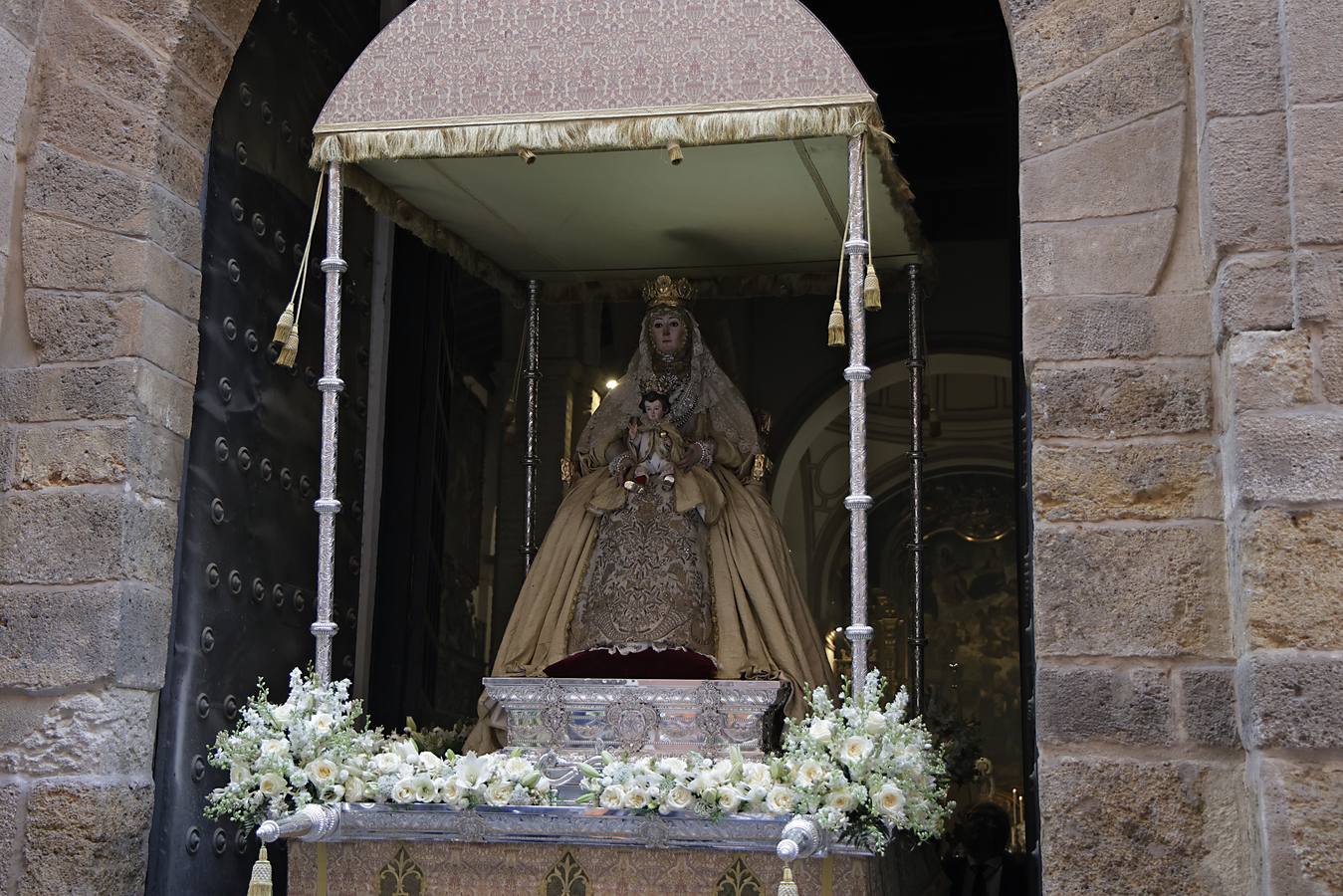 La procesión del Corpus de San Isidoro discurre por las calles del centro de Sevilla