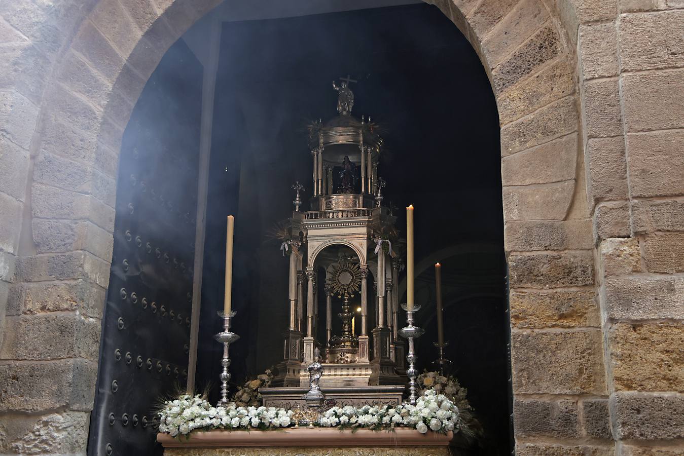 La procesión del Corpus de San Isidoro discurre por las calles del centro de Sevilla