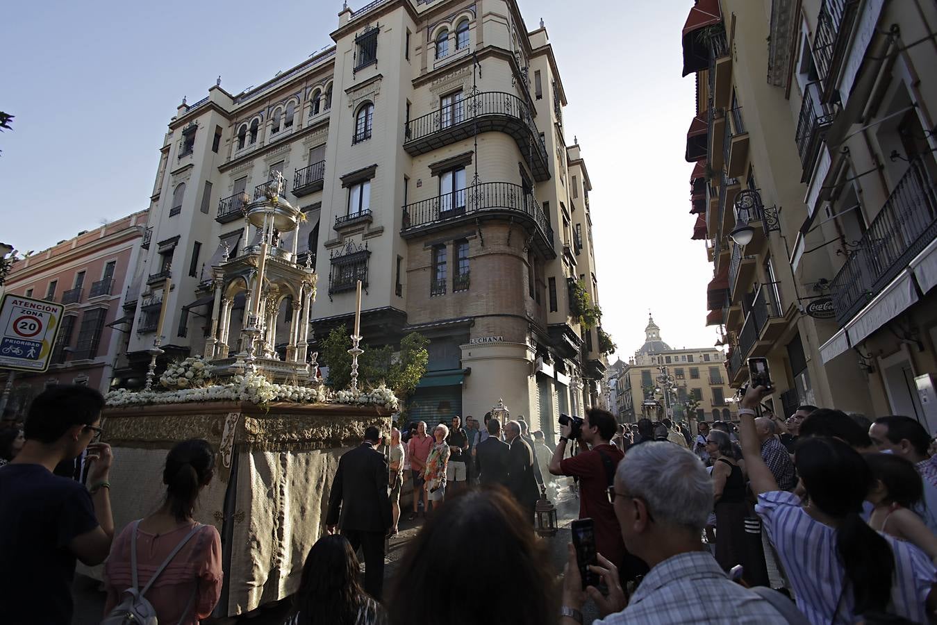 La procesión del Corpus de San Isidoro discurre por las calles del centro de Sevilla