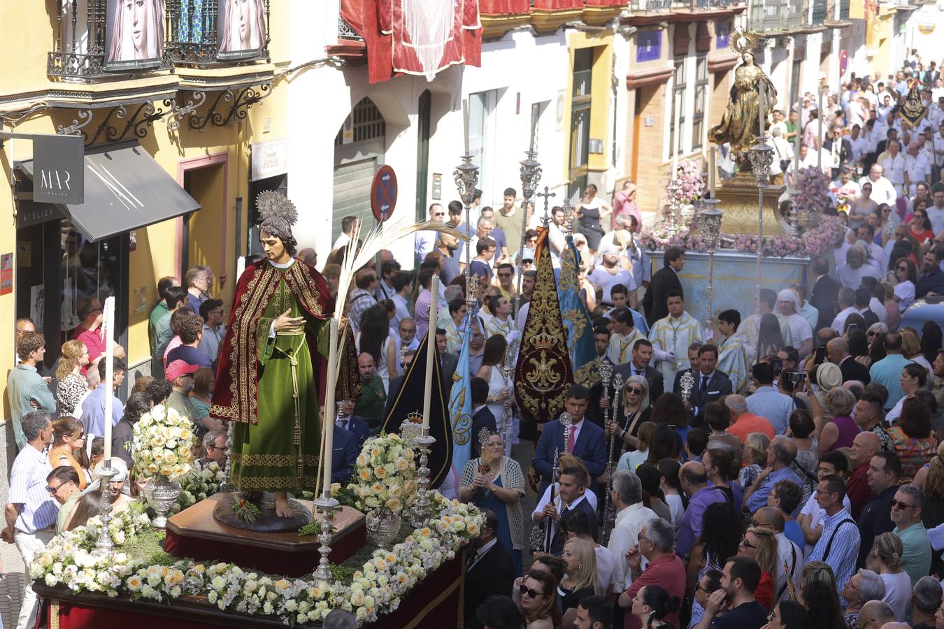 La procesión del Corpus de Triana recorrió el barrio bajo un sol de verano
