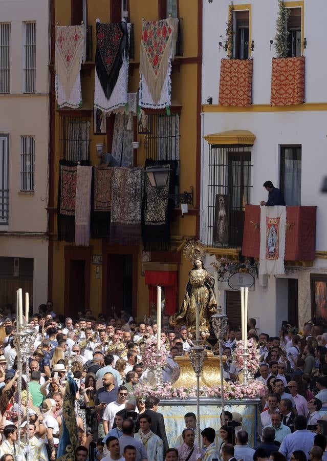 La procesión del Corpus de Triana recorrió el barrio bajo un sol de verano