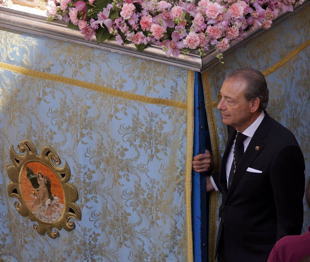 La procesión del Corpus de Triana recorrió el barrio bajo un sol de verano