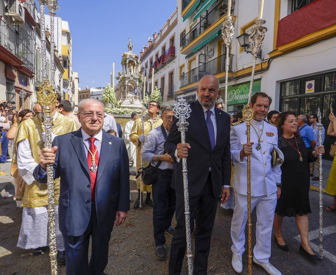 La procesión del Corpus de Triana recorrió el barrio bajo un sol de verano