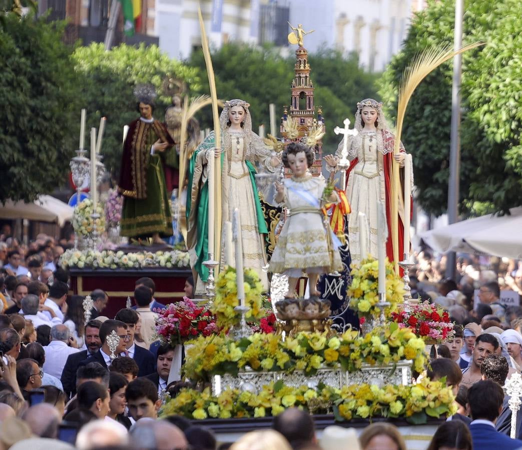 La procesión del Corpus de Triana recorrió el barrio bajo un sol de verano