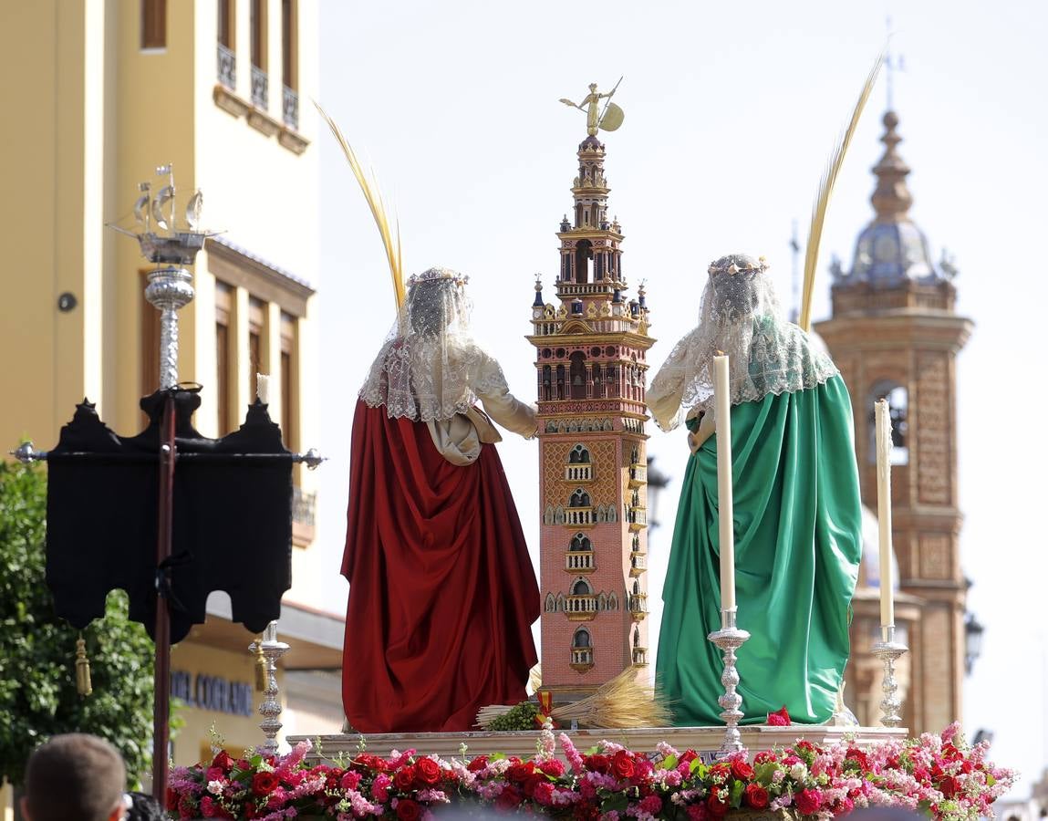 La procesión del Corpus de Triana recorrió el barrio bajo un sol de verano