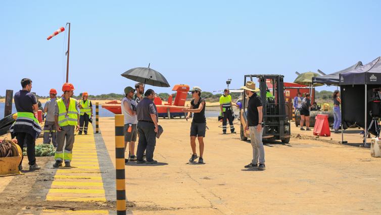 Joaquín Núñez recibe instrucciones durante el rodaje de 'Los tigres'