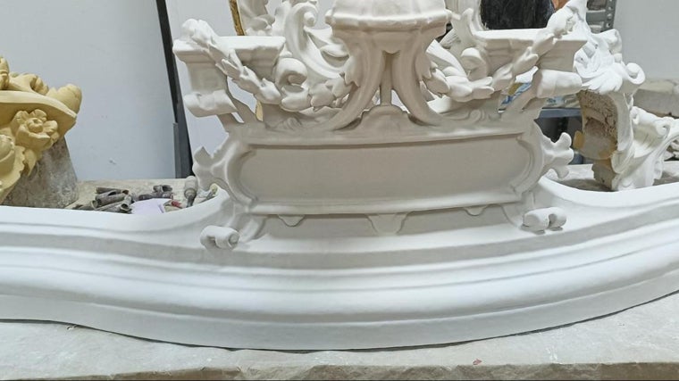 Detalle de la crestería del paso de la Reina de Todos los Santos