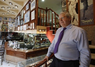 Un histórico bar de Sevilla busca camareros mayores de 45 años: «Nos hemos cansado de los jóvenes informales»