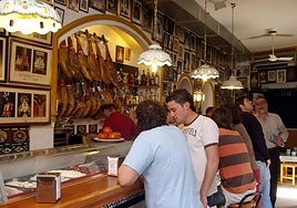 El bar Casa Ricardo de Sevilla se atreve a desvelar qué significan las siglas AC/DC