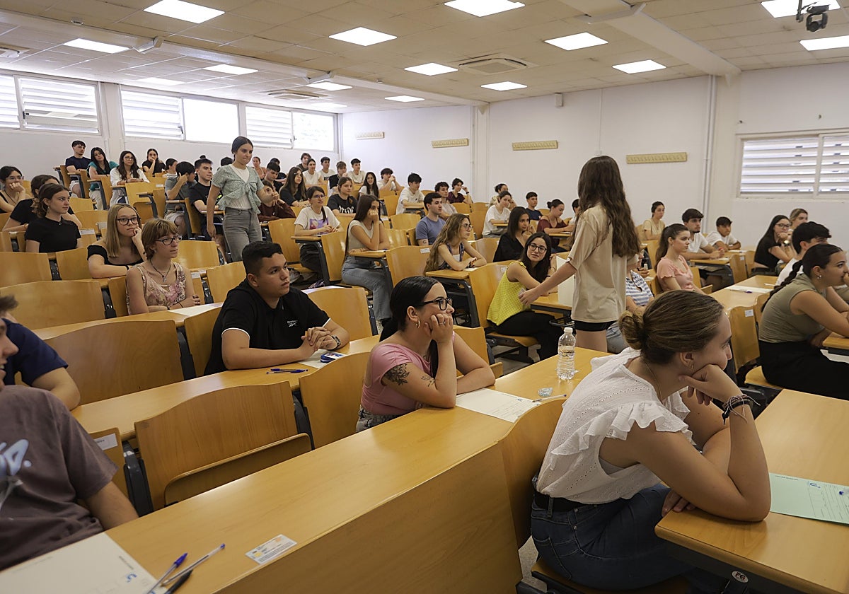 Imagen de un aula con alumnos haciendo una de las pruebas de la Selectividad 2024