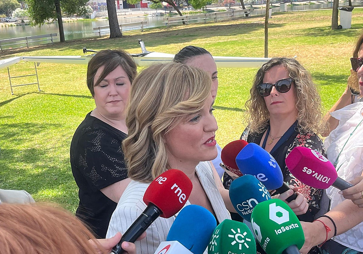 Pilar Alegría en su comparecencia ante los medios en Sevilla