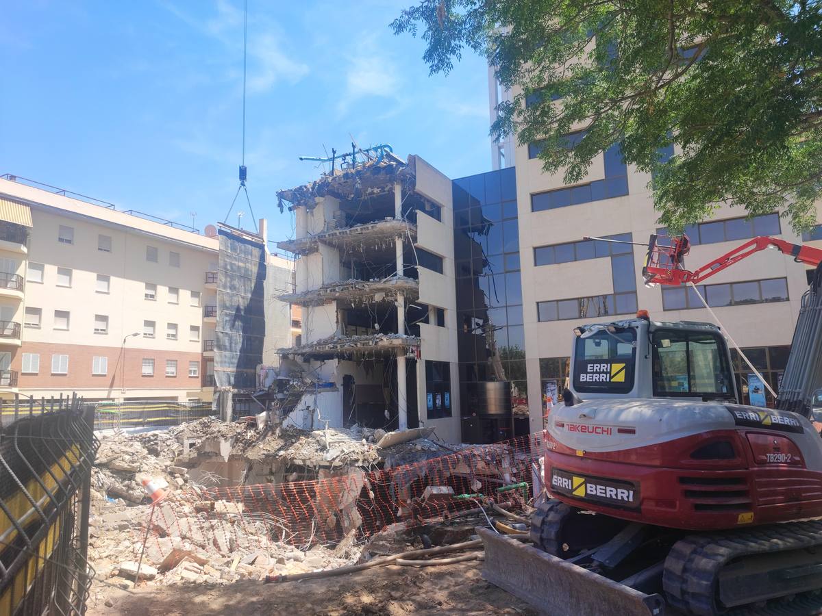 La Torre Mapfre está actualmente en plena demolición